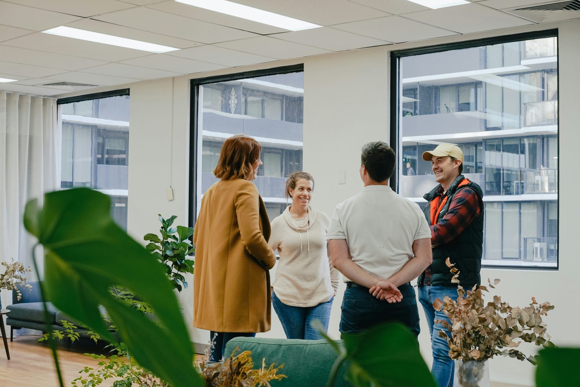 Eine Gruppe von Menschen steht in einem Büro